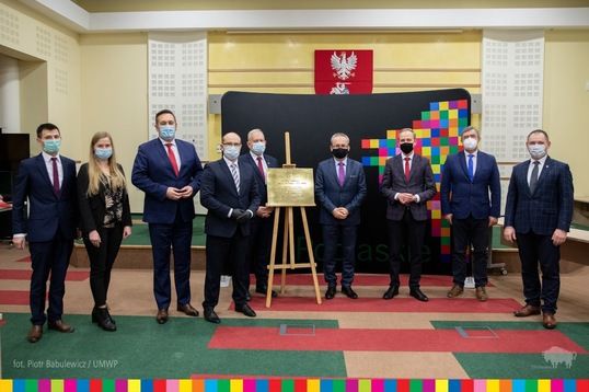10 grudnia 2020 r.  czternaście podlaskich samorządów otrzymało specjalne tablice upamiętniają…