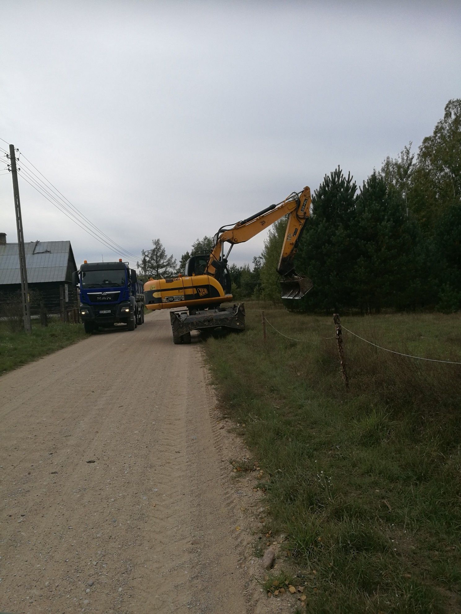 - Przebudowa drogi gminnej nr 102834B Lebiedzin - Komaszówka na odcinku o długości 972 m we wsi Leb…