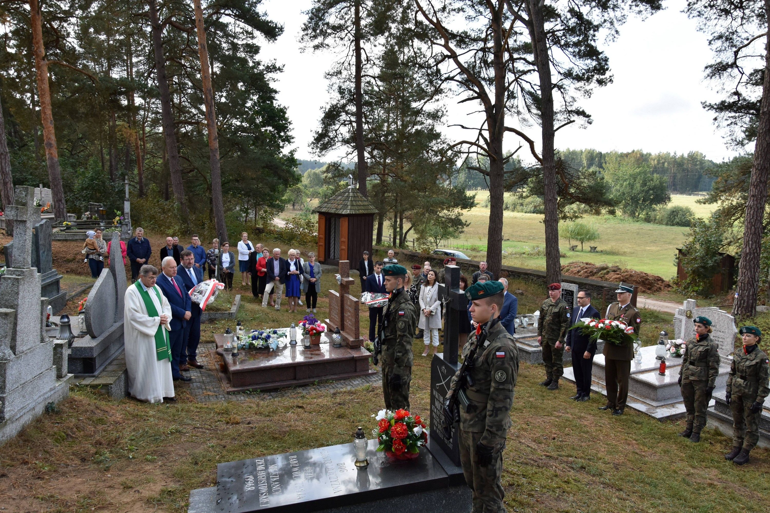 Upamiętniono historyczne rocznice

        

        


Image 0011


Złożenie kwiatów i z…