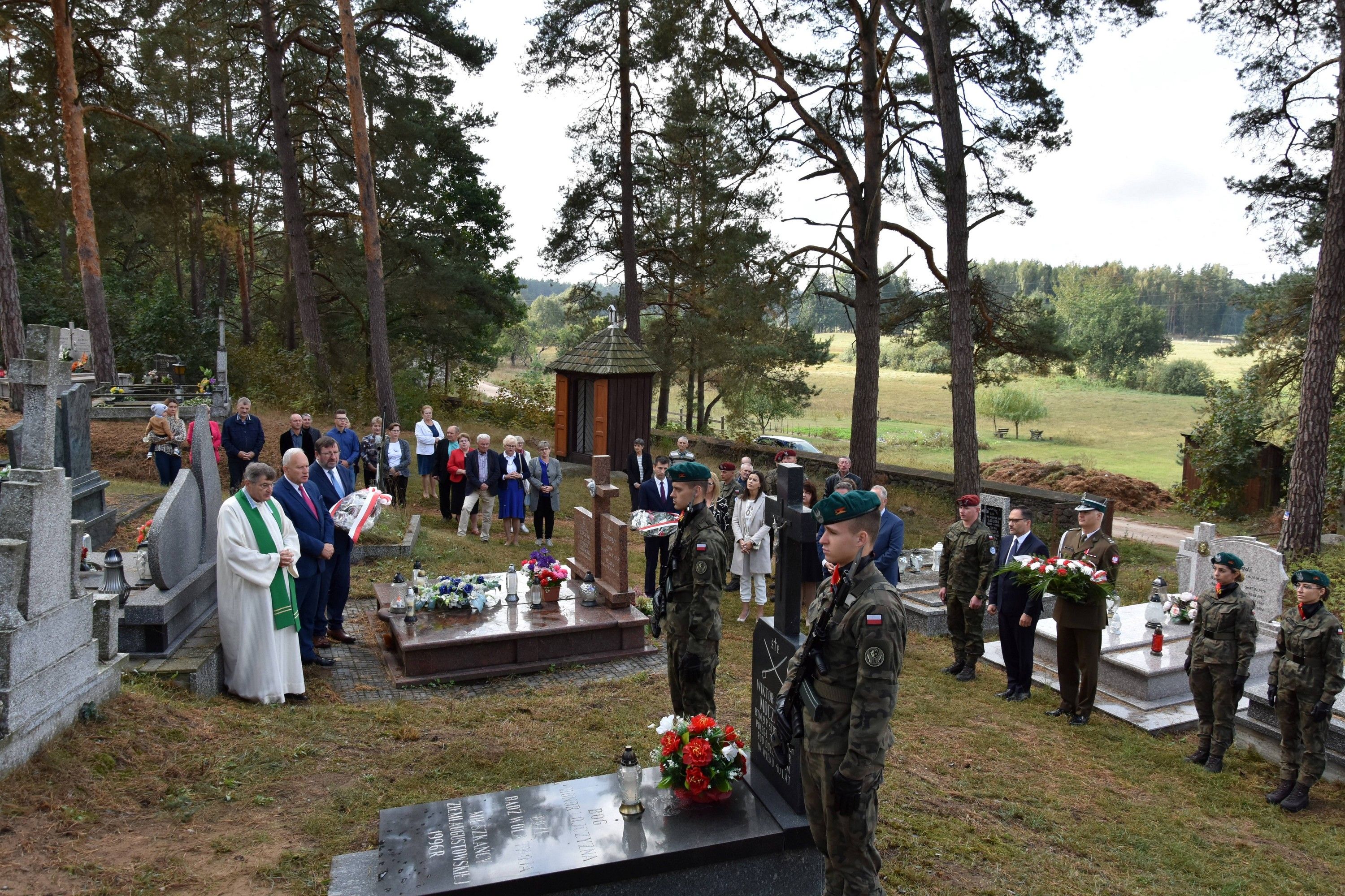 Upamiętniono historyczne rocznice

        

        


Image 0011


Złożenie kwiatów i...